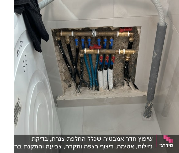 צנרת מים ותשתיות בקיר חדר אמבטיה